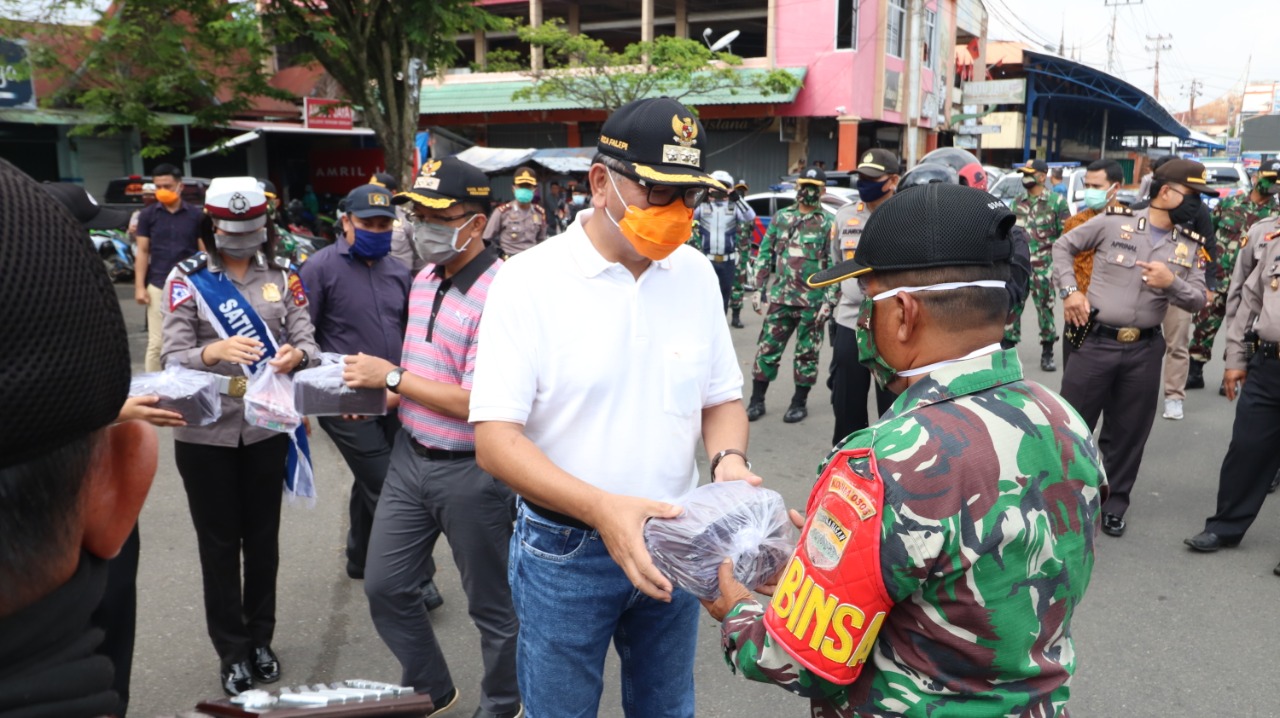 RizaFalefi ketika melakukan Apel Patroli Berskala Besar (APBB) di posko utama tanggap darurat virus Corona (Covid-19) Jalan Jenderal Sudirman Payakumbuh, Sabtu (11/4).