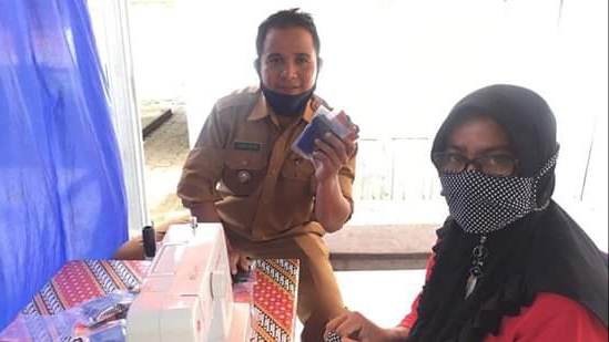 Walinagari Duo Koto bersama pengrajin masker