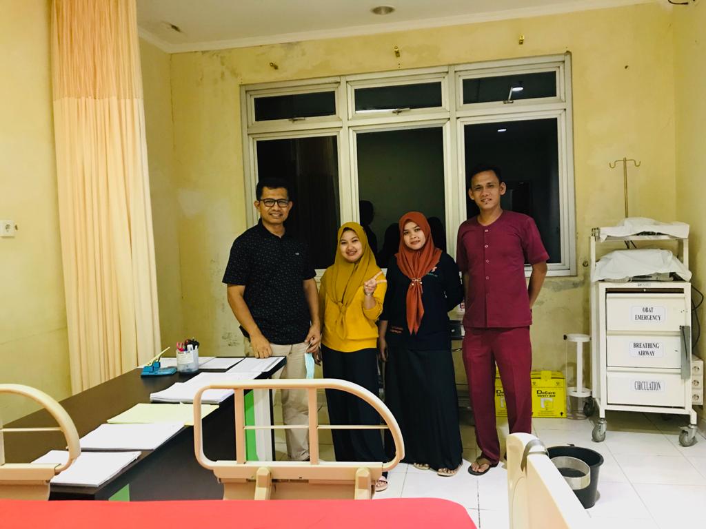 Plt. Direktur RSUD Sijunjung, bersama tiga orang  Tim Medis Covid -19 di ruangan yang disiapkan untuk tempat isolasi PDP