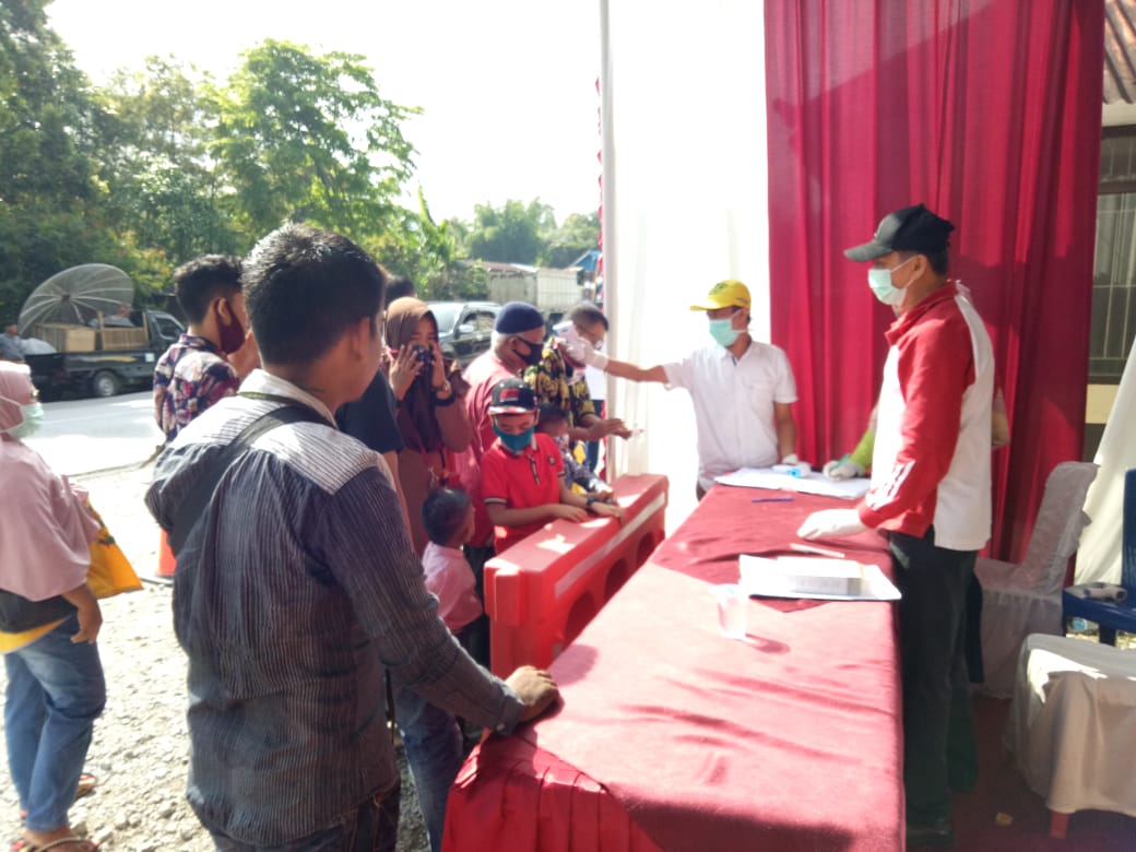 Petugas medis ketika memeriksa suhu tubuh penumpang