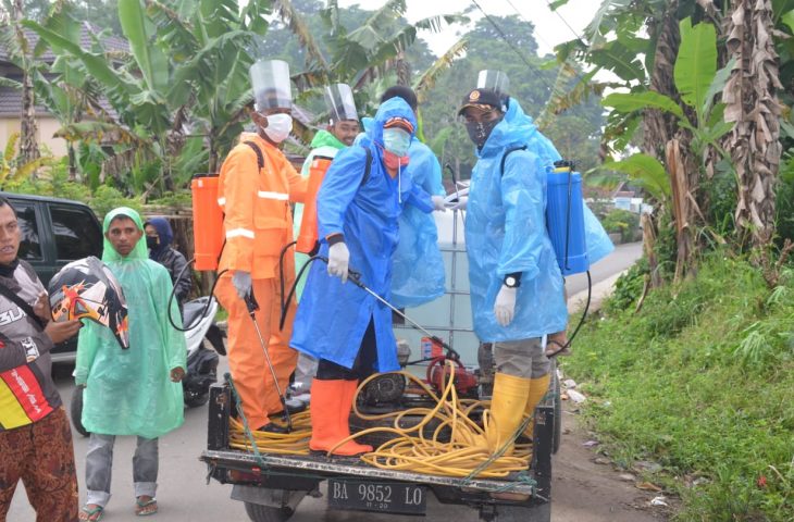 Tim GTP2 Covid-19 Jorong Baso saat melakukan penyemprotan Desinfektan