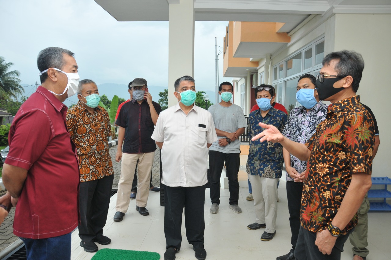 Gubernur Sumbar, Irwan Prayitno, meninjau RS Unand, yang siap menerima pasien Covid-19, mulai Senin (13/4/2020).