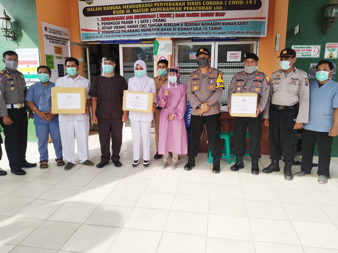 Kapolres Solok Kota dan jajaran saat menyerahkan bantuan buat RSMN