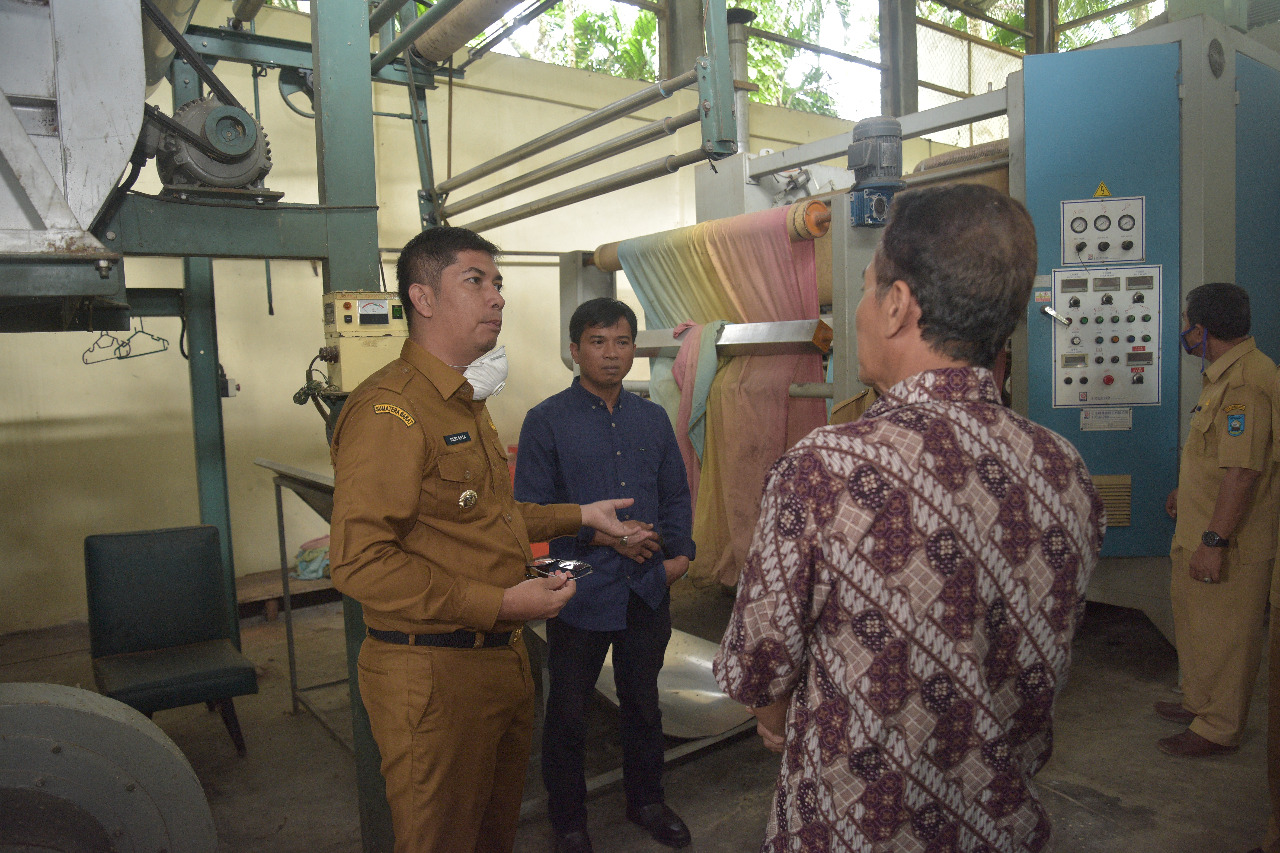 Walikota Deri Asta saat meninjau UPTD Industri Kecil Menengah Kota Sawahlunto