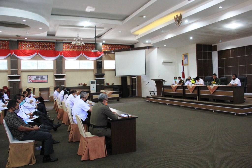 Wakil Bupati Yulfadri ketika memimpin rapat