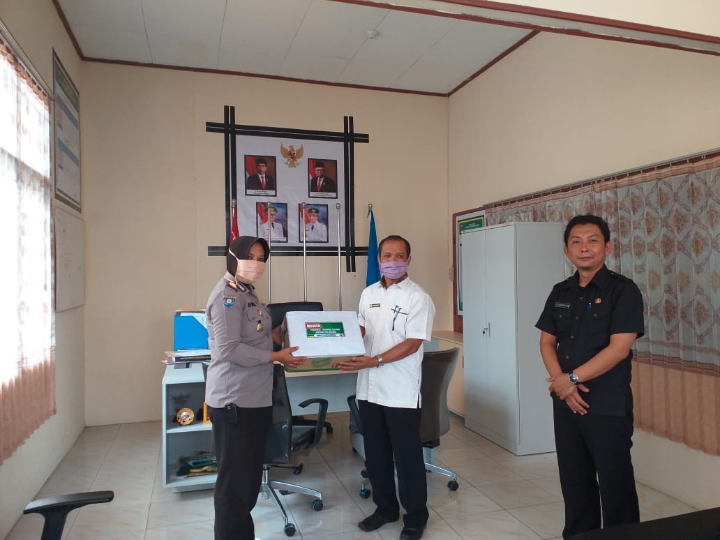 Asri Cun (kanan) saat menyerahkan bantuan