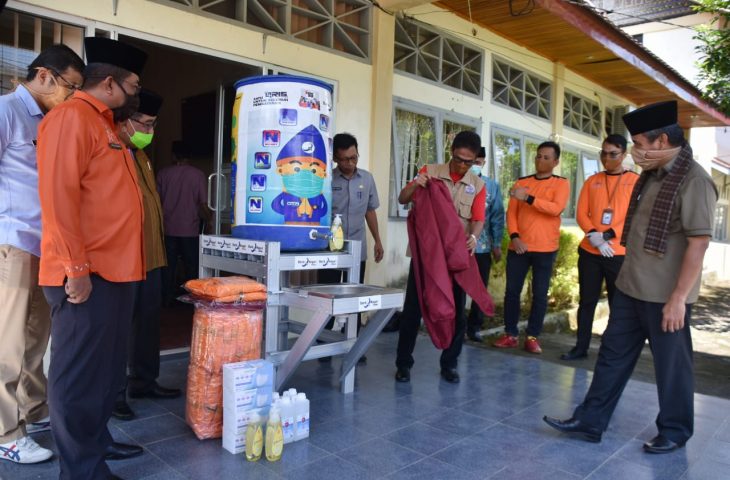 Kepala Bank Nagari Lubuk Basung Menyerahkan Bantuan Pada Tim GTP2 Covid-19 Agam