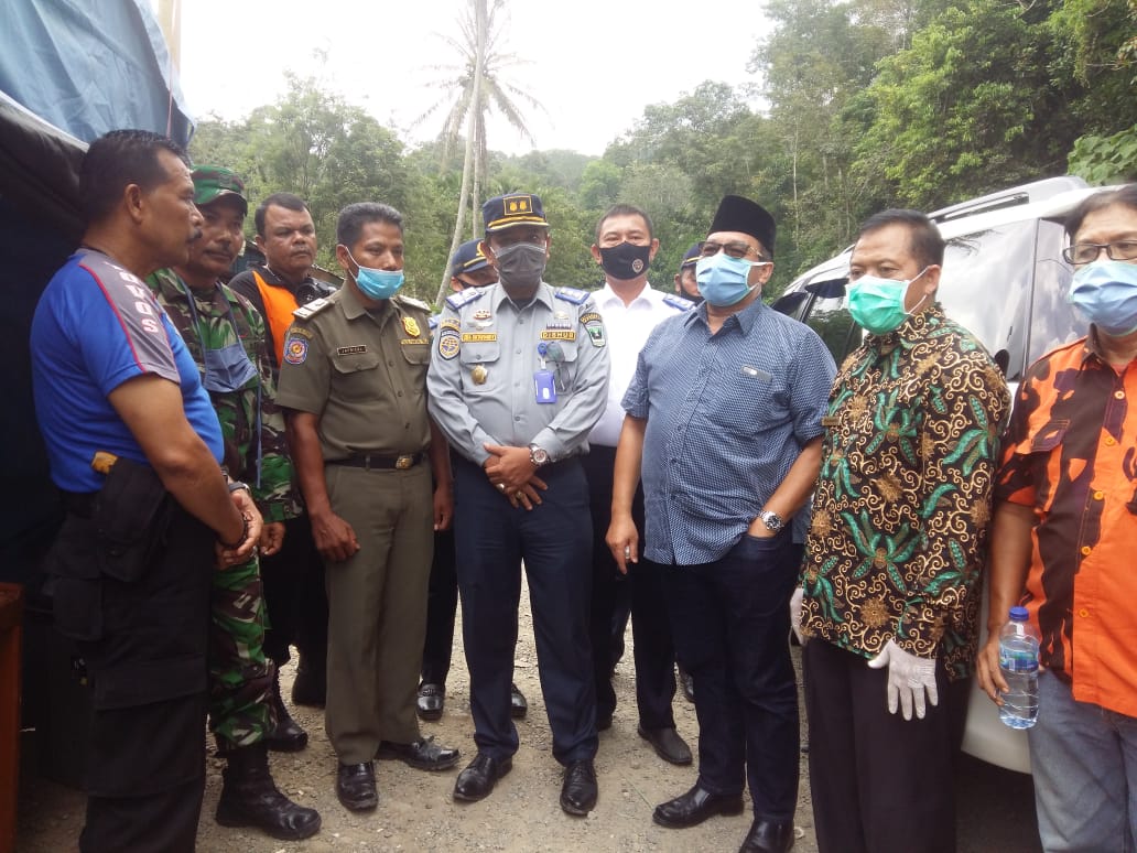 Anggota DPRD Sumbar, Benny Utama saat tinjau posko corona di perbatasan Sumbar-Sumut