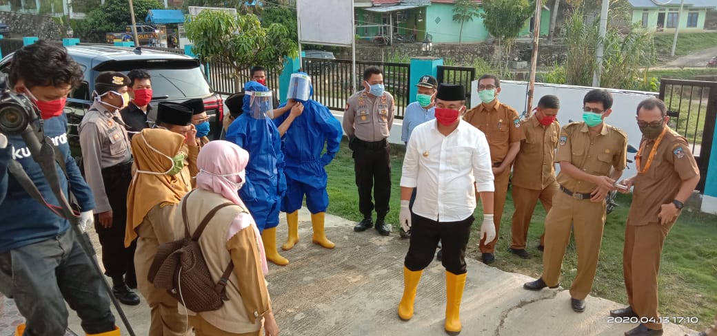 Bupati Dharmasraya, Sutan Riska Tuanku Kerajaan, tetap memonitor warganya yang terpapar Covid-19.