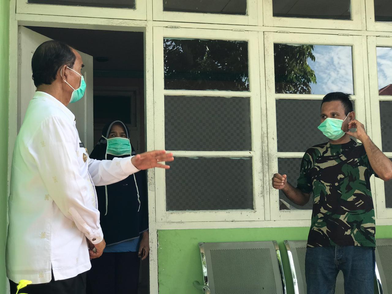 Ketua Tim Gugus PPVC Pasaman, Yusuf Lubis saat melihat pasien 01 di RSUD Lubuk Sikaping