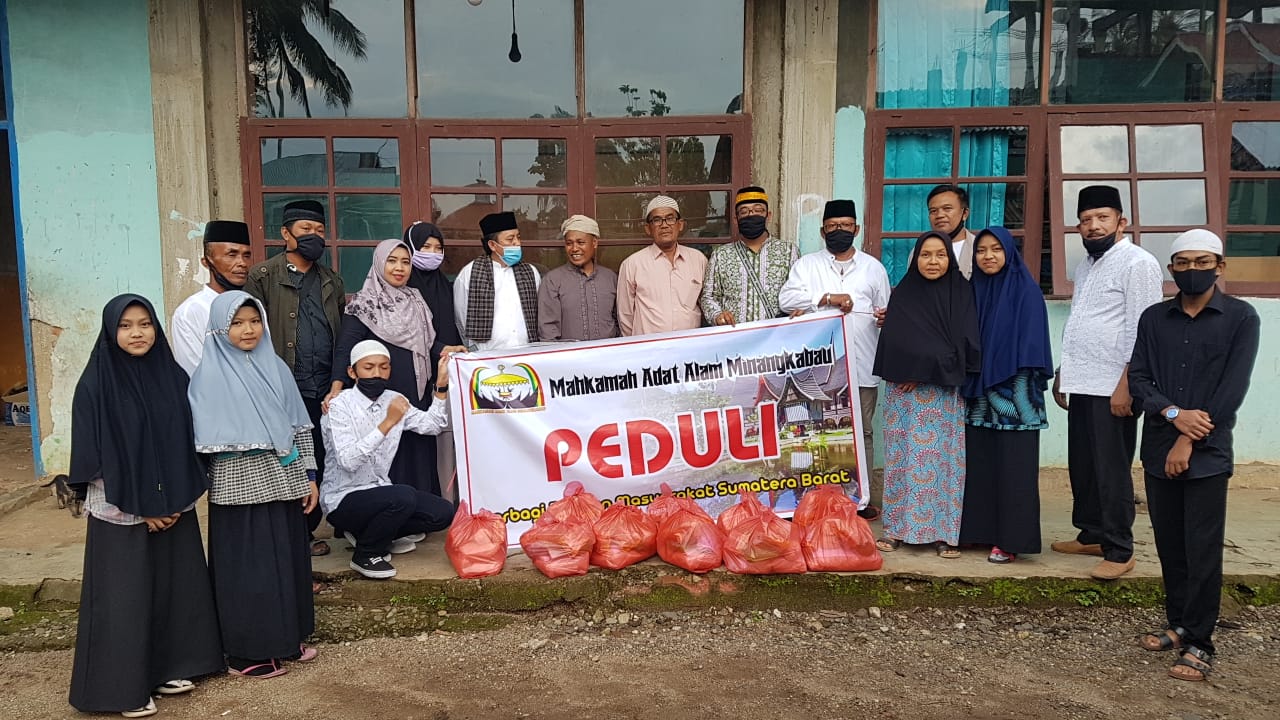 Pengurus MAAM membagikan bantuan buat warga terdampak Covid-19
