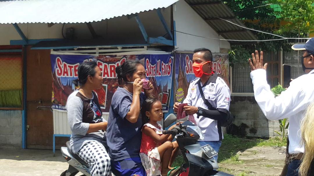 Wartawan Pasbar bagi-bagi masker