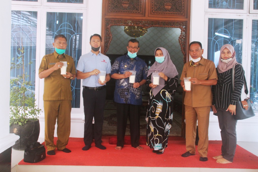 Bupati Gusmal menerima bantuan susu