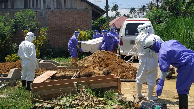 Pemakaman warga Nan Kodok Minggu lalu dengan protap Covid-19