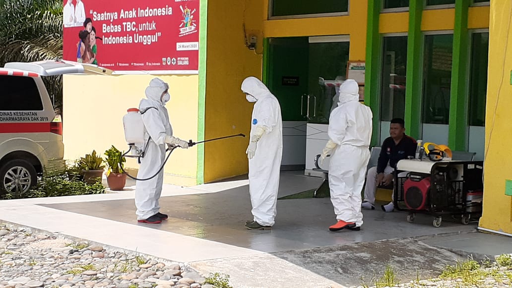 Salah seorang warga, yang akan diambil sampel Swabnya, tiba di RSUD Sungai Dareh