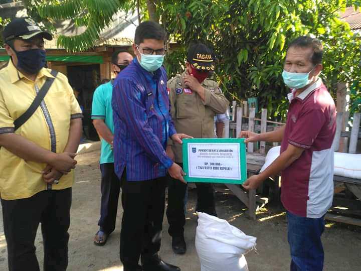 Wako Sawahlunto Deri Asta serahkan bantuan pada warga yang terdampak Covid-19
