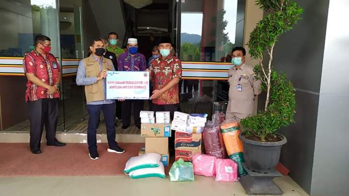 Bupati Dharmasraya menerima bantuan sembako dan APD dari Bank Nagari Cabang Pulau Punjung