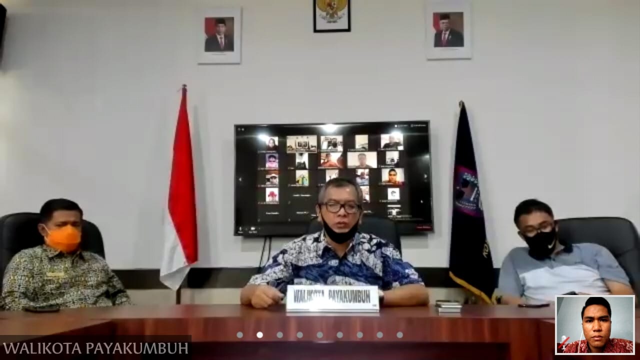 Riza Falepi (tengah), saat Video Conference (Vicon) dengan wartawan
