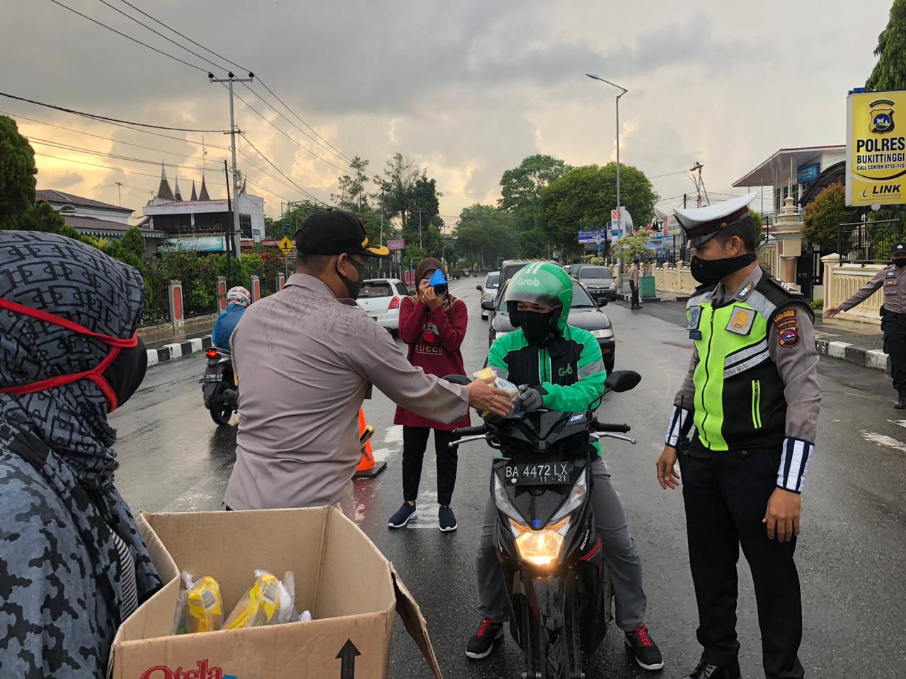 Polres Bukittinggi bagi-bagi takjil
