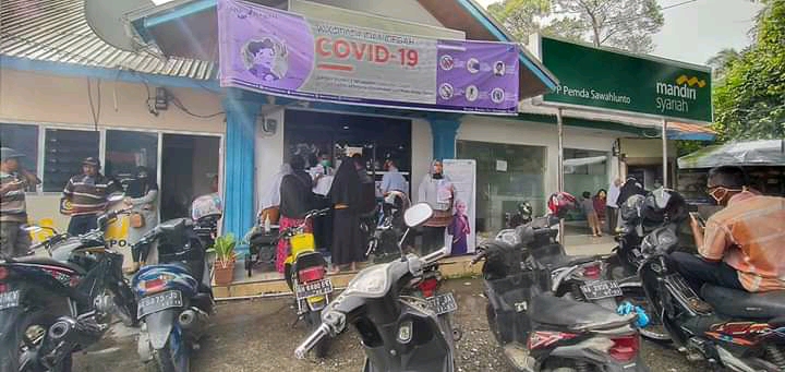 Antrian warga di salah satu kantor unit Bank Nagari kota Sawahlunto