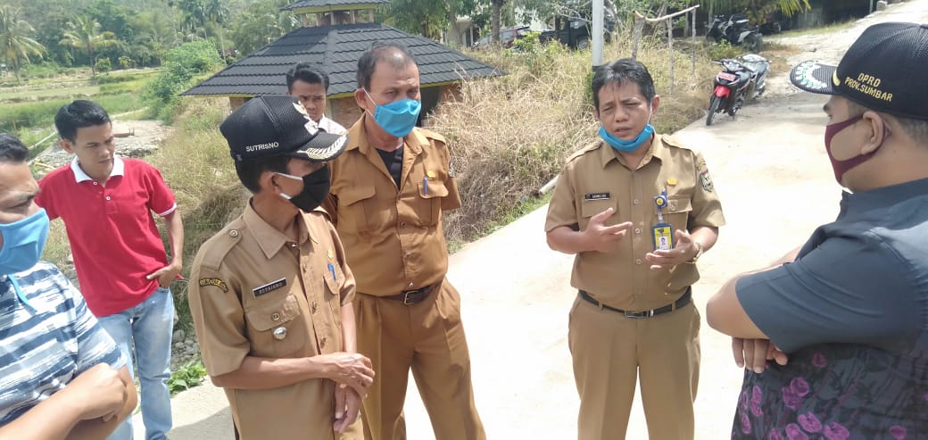 Rico Alviano (paling kanan) bersama para pejabat terkait saat inspeksi jembatan yang roboh di Nagari Batu Manjulur