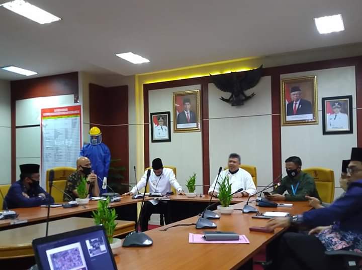 Walikota Solok Zul Elfian ketika memimpin rapat