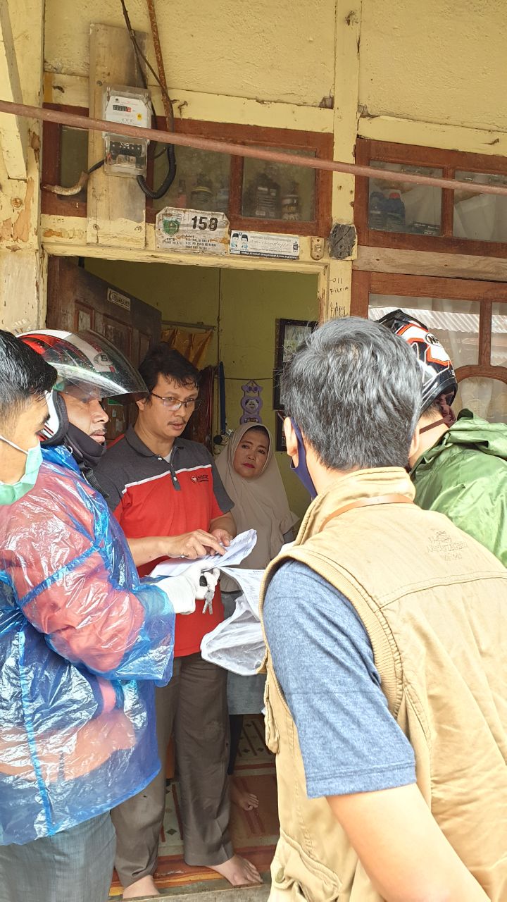 Proses penyerahan bantuan Jaring Pengaman Sosial JPS bagi warga terdampak Covid-19 di Sumbar. Foto kiriman Novear Ario.