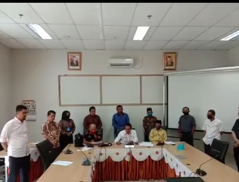 Ketua DPRD Sijunjung membacakan Pernyataan Sikap