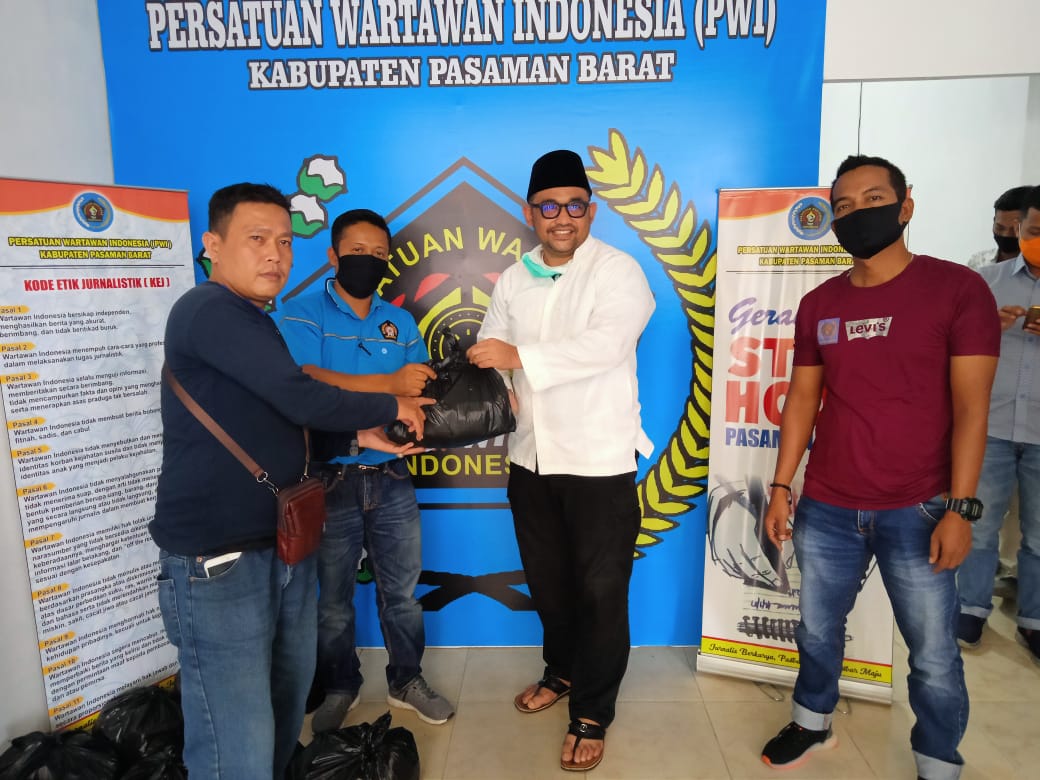 Politisi PPP Erick Hariyona bagikan sembako buat PWI Pasbar