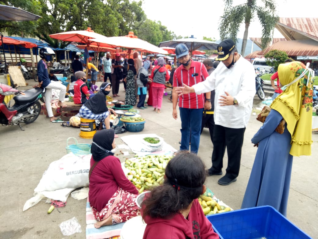 Walikota Zul Elfian didampingi Asisten Pemerintahan Nova Elvino keyika berdialog dengan pedagang
