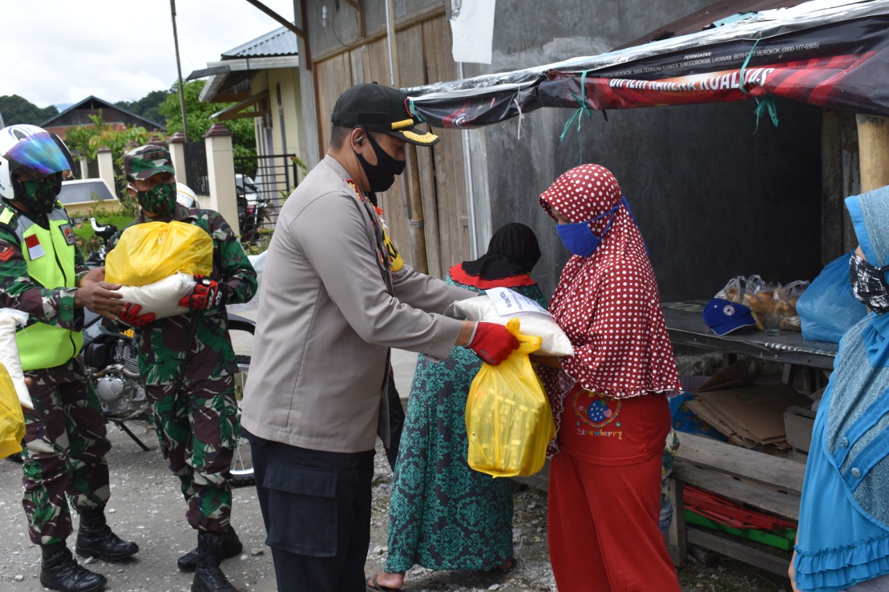 Bakti sosial polisi dan tentara di Bukittinggi