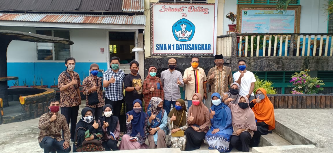 DPP Ikasmansa serahkan bantuan untuk guru dan pegawai honorer, akibat dampak Covid 19