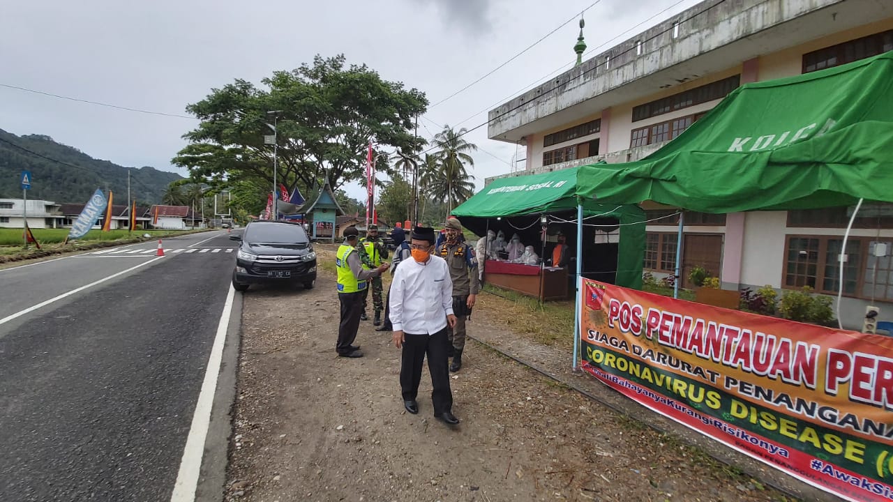 Bupati Agam saat menyambangi posko siaga Covid-19 di Baso