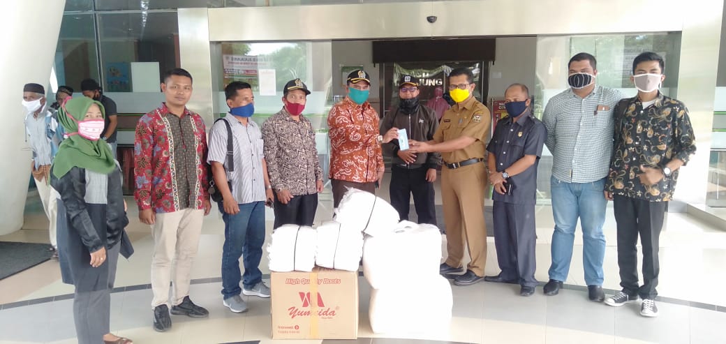 Rico Alviano Serahkan APD Buat RSUD Sijunjung