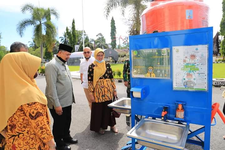 Walikota Zul Elfian ketika menerima bantuan tiga wastafel