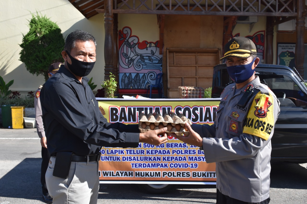 Primkoppol Bukittinggi serahkan bantuan beras