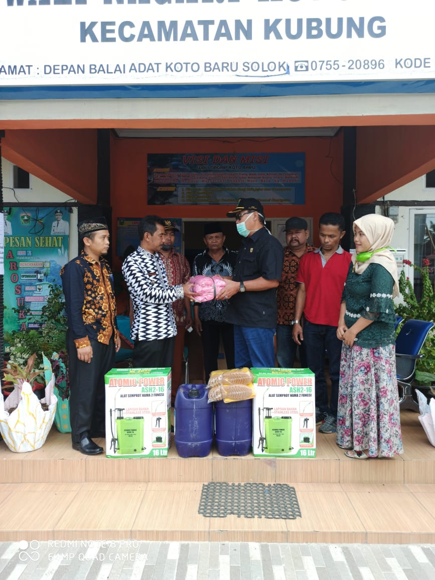 Anggota DPRD sumbar Daswip Petra menyerahkan bantuan kepada Afrizal Walinagari Koto Baru