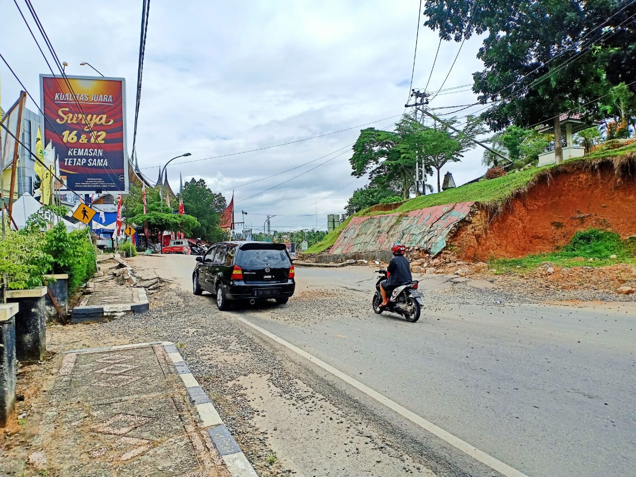 Jalan propinsi yang rusak parah ini, hanya 50 meter dari gerbang keluar Kantor Bupati Sijunjung