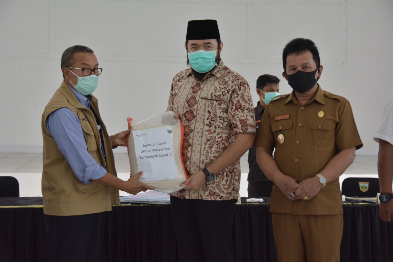 Bank Nagari Salurkan Bantuan 1 ton beras diterima Wako Padang Panjang