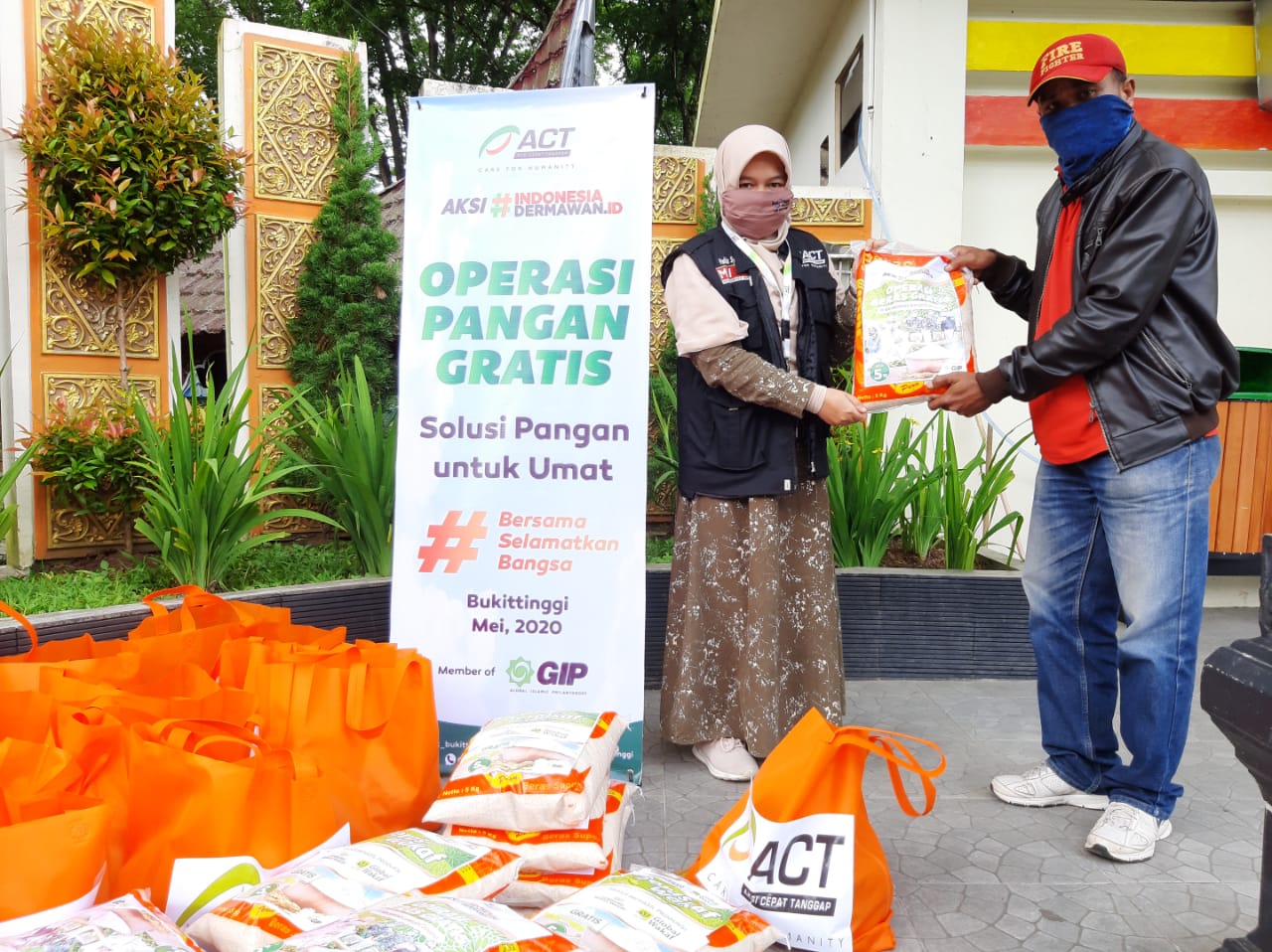 Perwakilan Pramuwisata Bukittinggi Saat Menerima Bantuan Pangan Dari ACT Bukittinggi