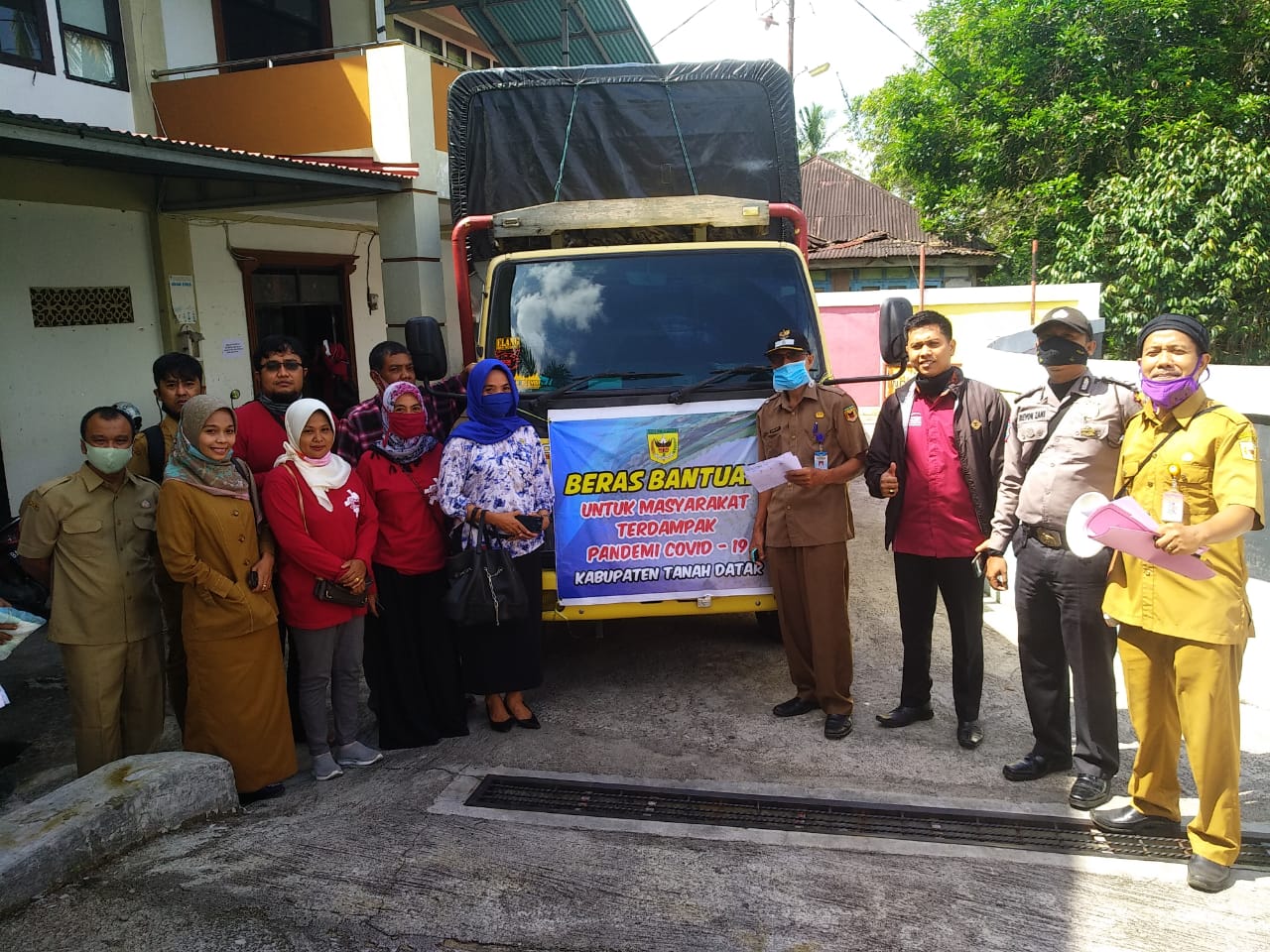 Donna, anggota DPRD Tanah Datar bagikan bantuan di Nagari Baringin