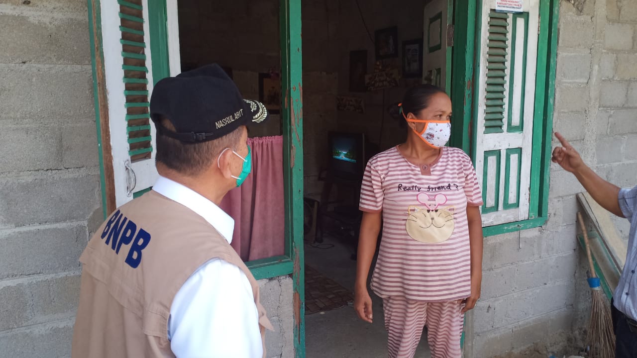 Wakil Gubernur Sumbar, Nasrul Abit, mengunjungi rumah warga penerima JPS, Susanti, di nagari Naggalo, Koto XI Tarusan, Rabu (13/5/2020). 