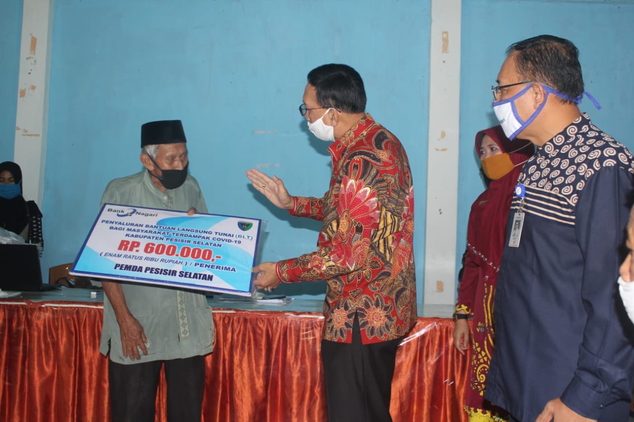 Bupati Pessel serahkan BLT secara simbolis kepada masyarakat