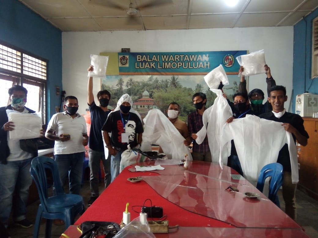 Ribuan baju hazmat dibagikan di Payakumbuh, wartawan juga dapat