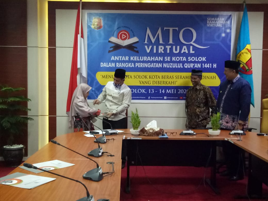 Wakil Walikota Reinier menyerahkan bonus kepada Diana Zahara