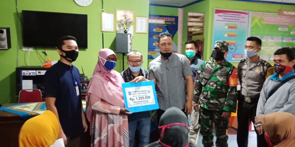 Penyerahan BLT di Desa Kolok Mudik, Sawahlunto