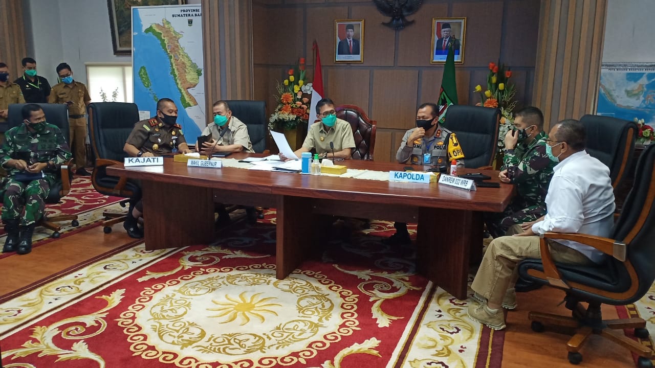 Gubernur Sumbar, Wagub dan Forkopimda mengikuti Rakor Vidcom dengan Menko Polhukam, Mendagri dan Menteri lainnya, Senin (18/5/2020).