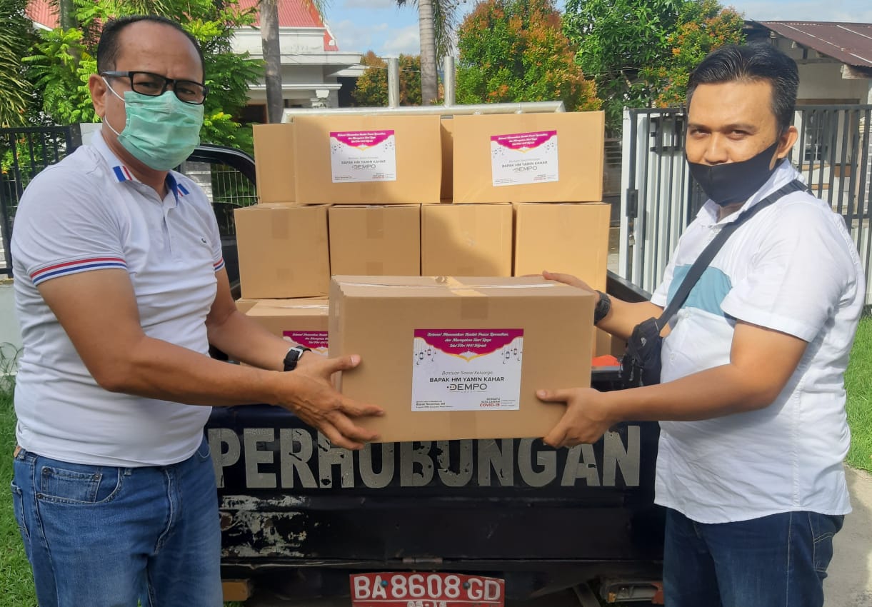 Anggota DPRD Pesisir Selatan, Novermal Yuska menyerahkan paket sembako dari Dempo Grup untuk wartawan Pessel dan Padang, Senin (18/5/2020).