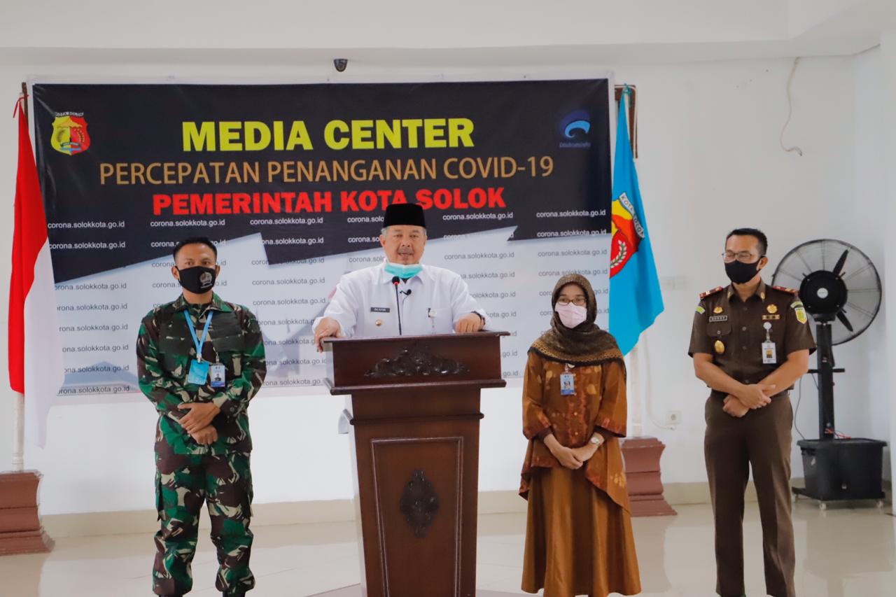 Walikota Solok Zul Elfian memberikan keterangan pers