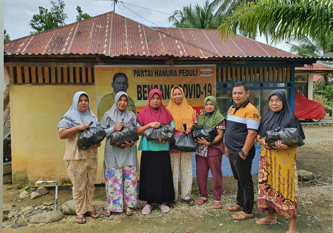 Leon Fitra saat serahkan sembako